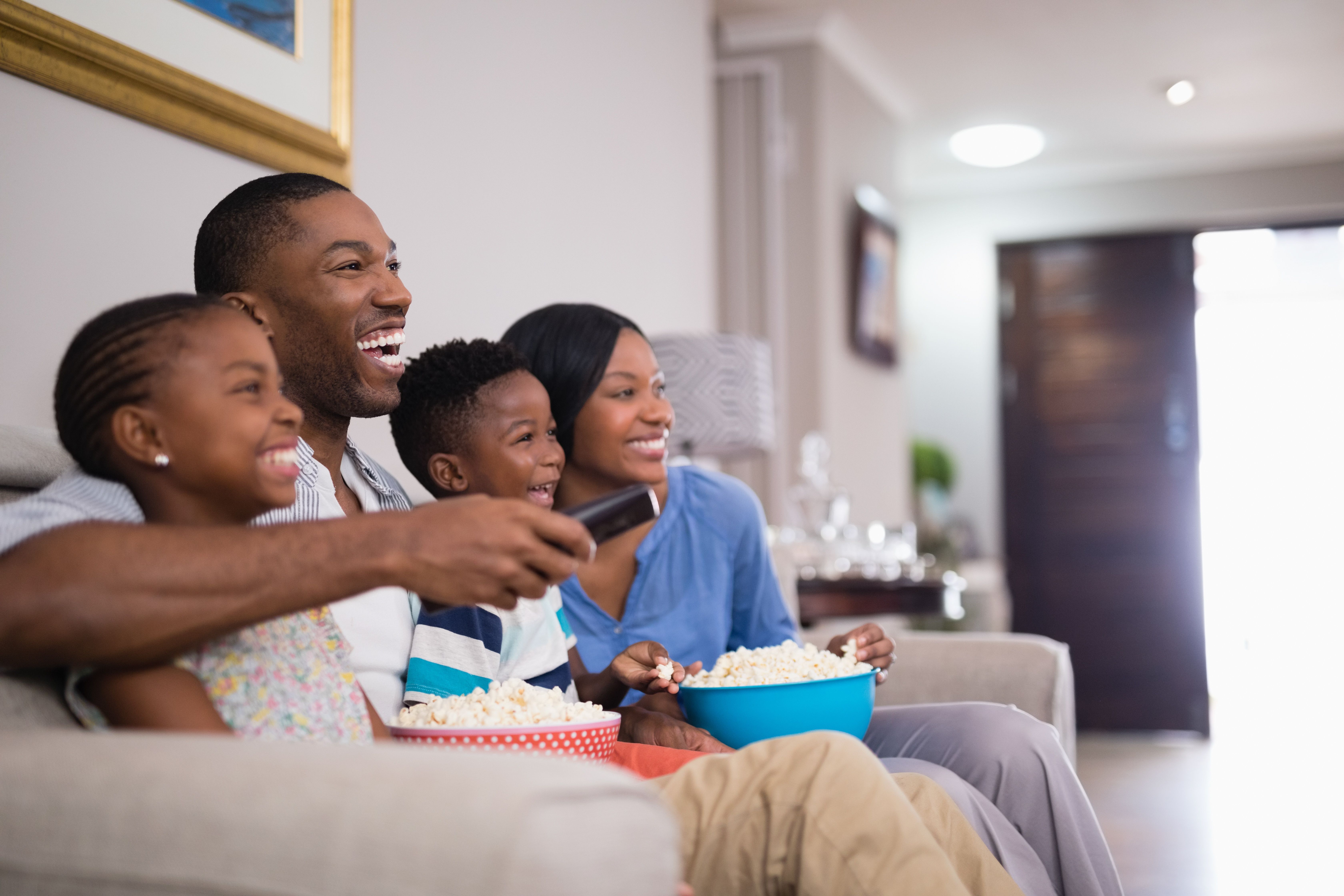 Good people tv. Американская семья. Семья у телевизора. Телевизор в американской семье. Счастливый черный.