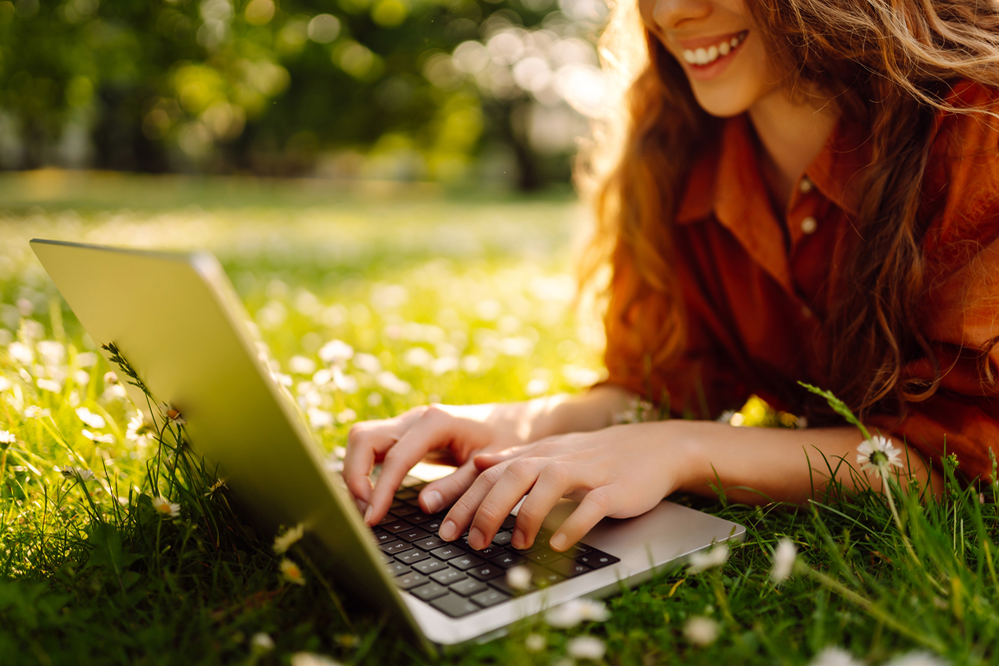 Lady-with-laptop
