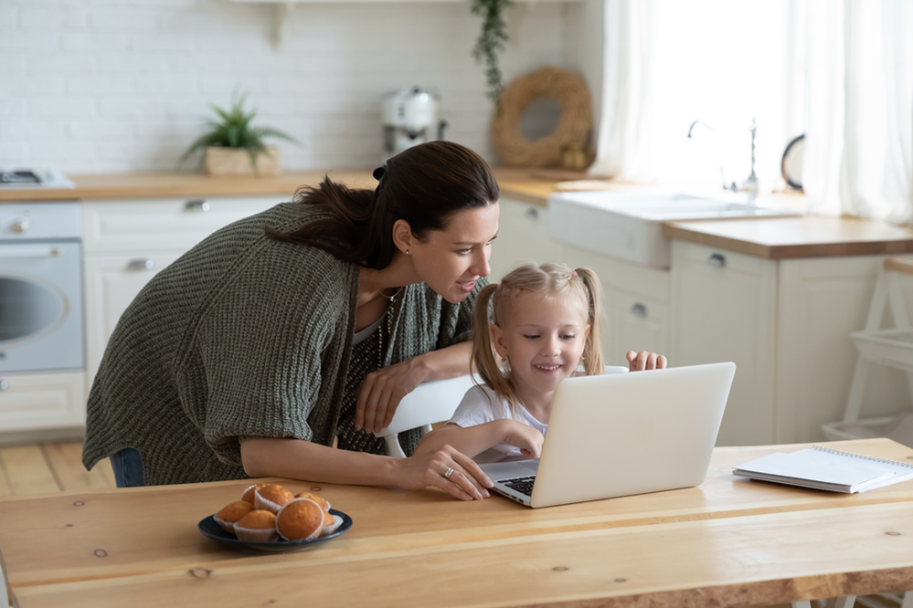 Lady-with-child-and-laptop